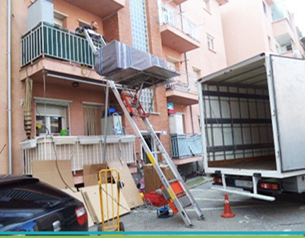 Mudanzas Lázaro escalera elevadora 2